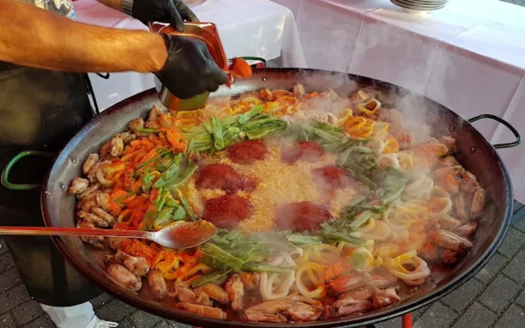 Eine große Paella-Pfanne