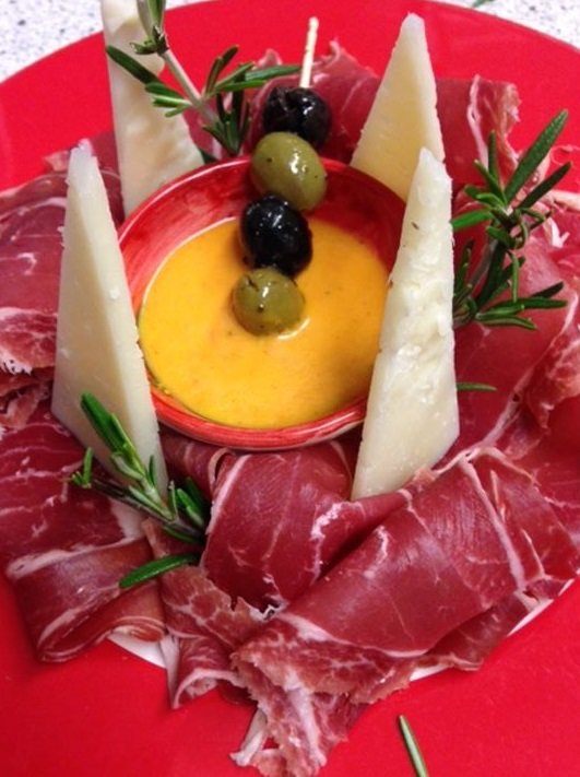 Serrano-Schinken mit Tomatensauce und Manchego-Käse